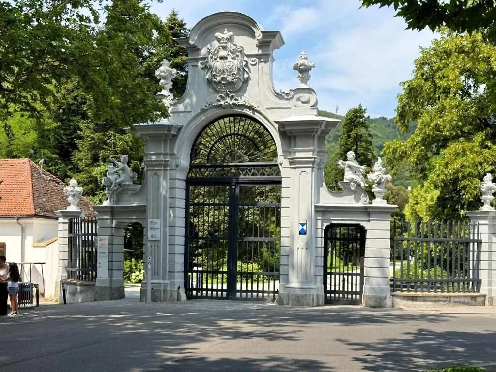Studio Apartment Graz Schloss Eggenberg